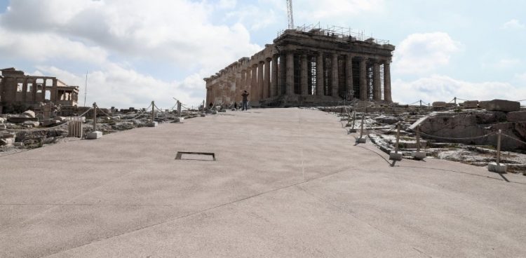 Ακρόπολη: Τσιμέντο στον βράχο και την πολιτιστική κληρονομιά