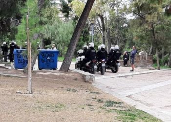 «Τώρα συλλαμβάνετε και τις δασκάλες των παιδιών σας;»