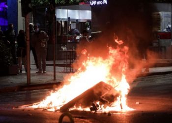 Αστυνομικός πετάει μολότοφ σε διαδηλωτές (βίντεο)