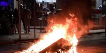 Αστυνομικός πετάει μολότοφ σε διαδηλωτές (βίντεο)