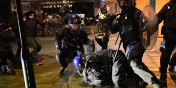 Ρεσιτάλ κρατικής βίας, από το Μπρίστολ ως την Αθήνα