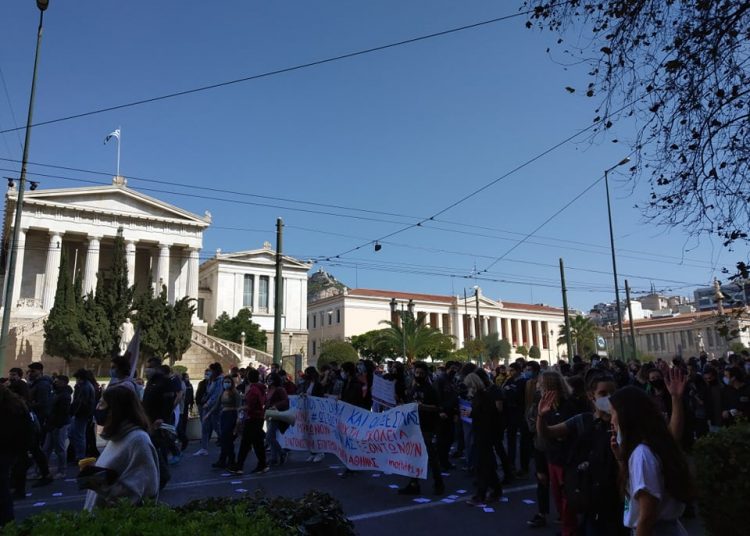 Πολύ μεγάλη πανεκπαιδευτική πορεία στο κέντρο της Αθήνας (φωτο+βίντεο)