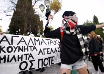 Επίθεση σε καλλιτέχνες στο Σύνταγμα: Όσα δεν έδειξαν οι κάμερες του Χρυσοχοίδη [Video]