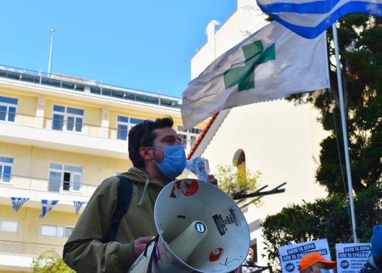 Με ΜΑΤ απάντησε το υπουργείο Υγείας στη διαδήλωση για τον Καταραχιά!