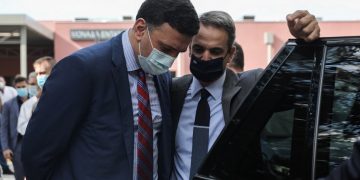 Πανδημία: Σε βαθύ «κόκκινο» τα νοσοκομεία, ενόχους κατασκευάζει η κυβέρνηση