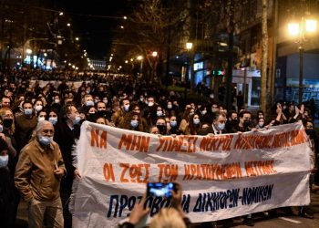Πιο μαζική από ποτέ η διαδήλωση στο Σύνταγμα (φωτό+βίντεο)