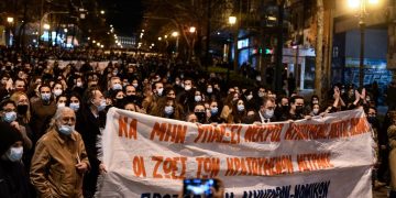 Πιο μαζική από ποτέ η διαδήλωση στο Σύνταγμα (φωτό+βίντεο)