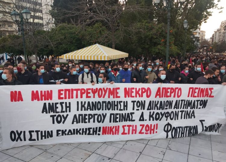 Πιο μαζική από ποτέ η διαδήλωση στο Σύνταγμα (φωτό+βίντεο)