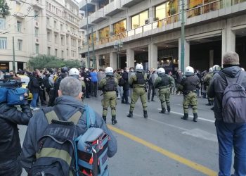 Ωμή και απρόκλητη διάλυση της συγκέντρωσης στο Σύνταγμα (βίντεο+φώτο)