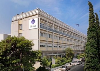 Αντί το κράτος να επιτάξει τους κλινικάρχες, εκείνοι «επιτάσσουν» υγειονομικούς!