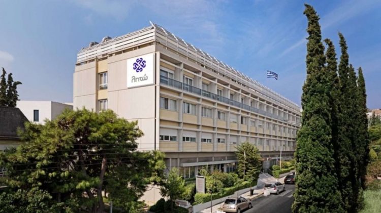 Αντί το κράτος να επιτάξει τους κλινικάρχες, εκείνοι «επιτάσσουν» υγειονομικούς!