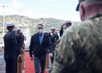 Προσκύνησε το «Αϊζενχάουερ» ο Μητσοτάκης
