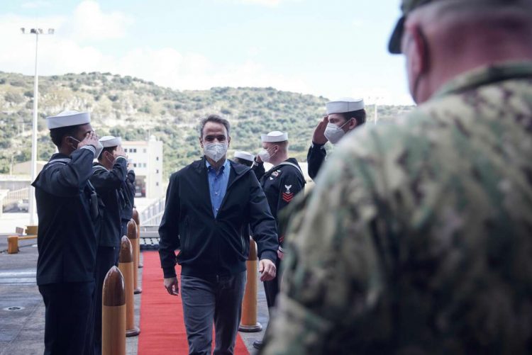 Προσκύνησε το «Αϊζενχάουερ» ο Μητσοτάκης