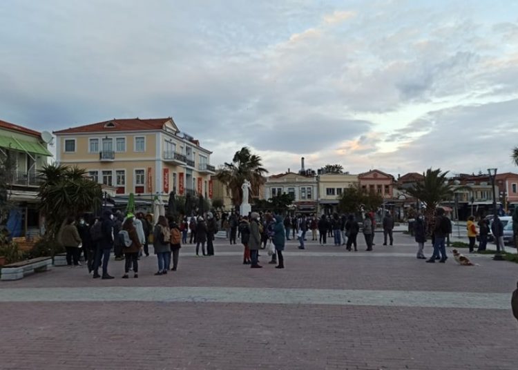 Μυτιλήνη: Κινητοποίηση ενάντια στην κρατική καταστολή και τον… βοριά στη πλατεία Σαπφούς
