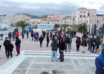 Μυτιλήνη: Κινητοποίηση ενάντια στην κρατική καταστολή και τον… βοριά στη πλατεία Σαπφούς