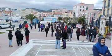Μυτιλήνη: Κινητοποίηση ενάντια στην κρατική καταστολή και τον… βοριά στη πλατεία Σαπφούς