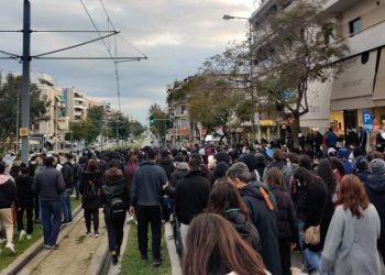 Νέα Σμύρνη: Διαδήλωση-απάντηση στο άγριο ξύλο της ΕΛΑΣ στην κεντρική πλατεία (Videos)