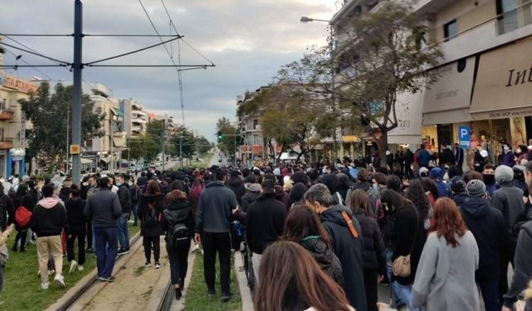Νέα Σμύρνη: Διαδήλωση-απάντηση στο άγριο ξύλο της ΕΛΑΣ στην κεντρική πλατεία (Videos)