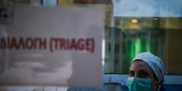 Νοσοκομεία: Στο «κόκκινο» ΕΣΥ και υγειονομικοί από το «μαύρο» της κυβέρνησης