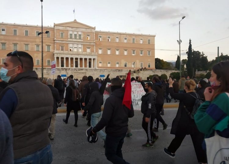Πιο μαζική από ποτέ η διαδήλωση στο Σύνταγμα (φωτό+βίντεο)