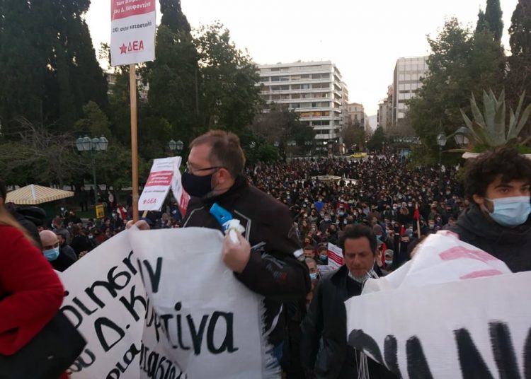 Πιο μαζική από ποτέ η διαδήλωση στο Σύνταγμα (φωτό+βίντεο)