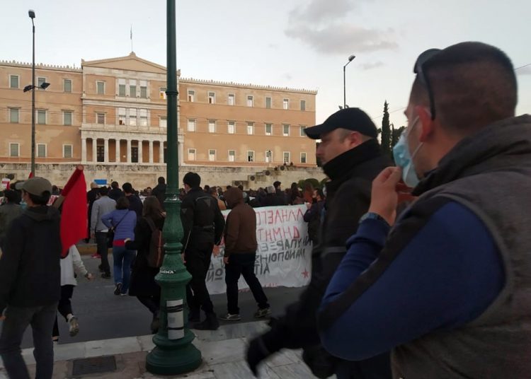 Πιο μαζική από ποτέ η διαδήλωση στο Σύνταγμα (φωτό+βίντεο)