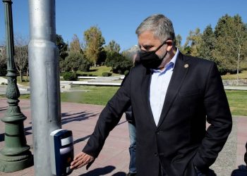 Ο Πατούλης χέρι-χέρι με τα ρετάλια της Χρυσής Αυγής στην Περιφέρεια Αττικής (βίντεο)