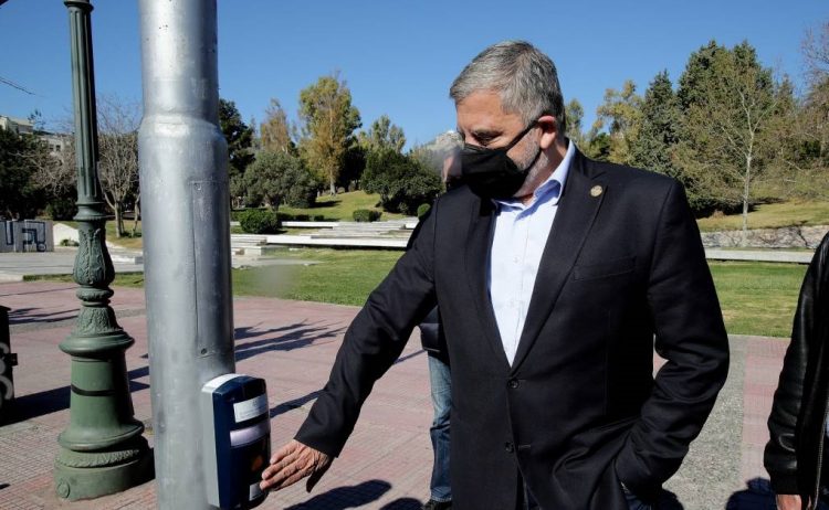 Ο Πατούλης χέρι-χέρι με τα ρετάλια της Χρυσής Αυγής στην Περιφέρεια Αττικής (βίντεο)