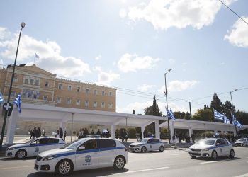 Παρέλαση ισχύος αστυνομίας και στρατού με τον λαό απόντα