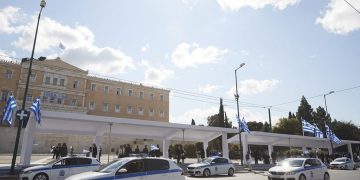 Παρέλαση ισχύος αστυνομίας και στρατού με τον λαό απόντα