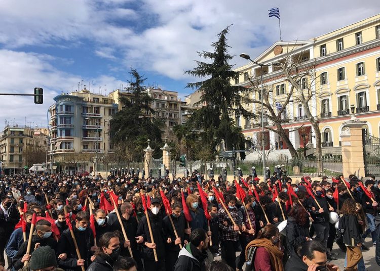 Θεσσαλονίκη: Νεανικό ποτάμι σάρωσε το φόβο και τις απαγορεύσεις (φωτο+βίντεο)