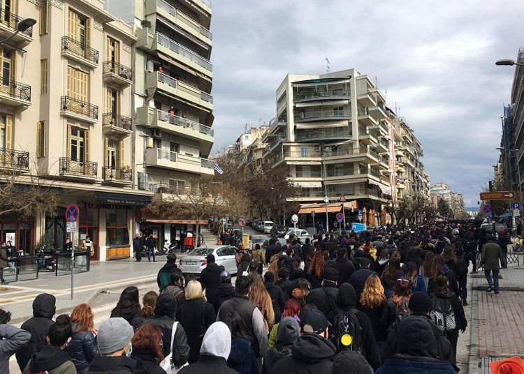 Θεσσαλονίκη: Νεανικό ποτάμι σάρωσε το φόβο και τις απαγορεύσεις (φωτο+βίντεο)