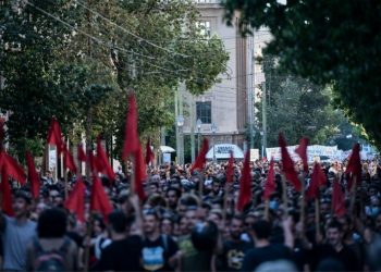 Πληθαίνουν τα καλέσματα για τη συγκέντρωση στο Σύνταγμα την Πέμπτη στις 6 μ.μ.