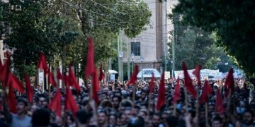 Πληθαίνουν τα καλέσματα για τη συγκέντρωση στο Σύνταγμα την Πέμπτη στις 6 μ.μ.