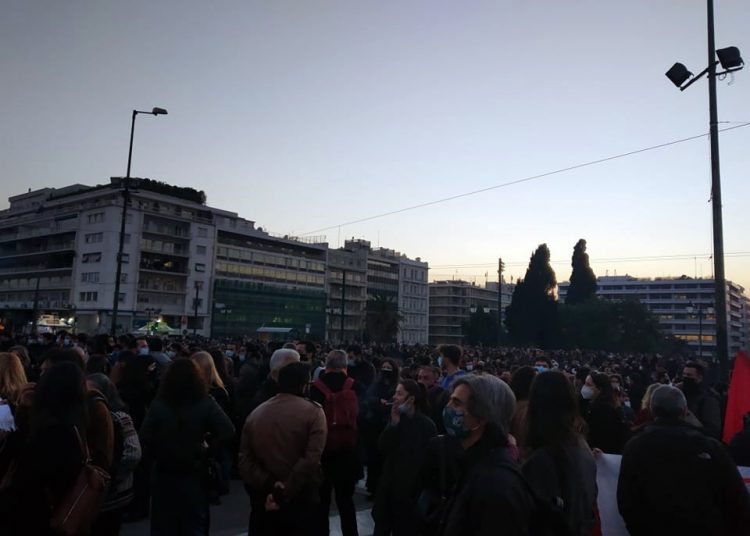 Πιο μαζική από ποτέ η διαδήλωση στο Σύνταγμα (φωτό+βίντεο)
