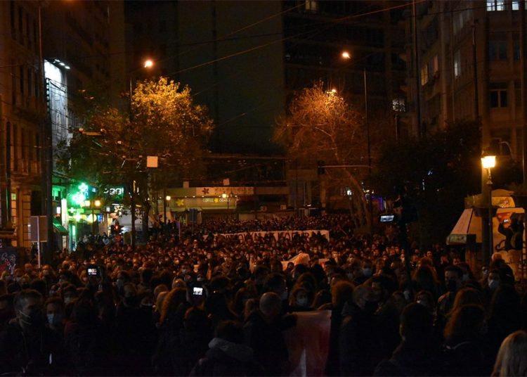 Πιο μαζική από ποτέ η διαδήλωση στο Σύνταγμα (φωτό+βίντεο)