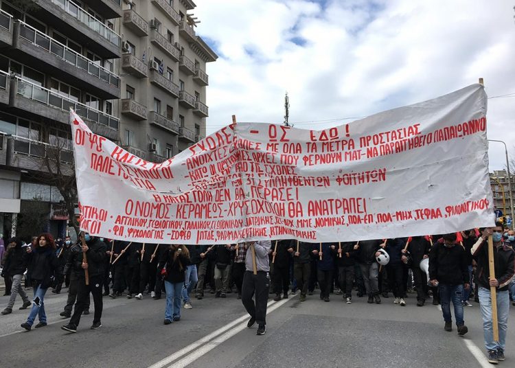 Θεσσαλονίκη: Νεανικό ποτάμι σάρωσε το φόβο και τις απαγορεύσεις (φωτο+βίντεο)