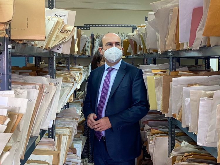 Συντάξεις και ασφαλισμένοι βορά σε ιδιωτικά «πιστοποιημένα γραφεία»