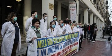 Πανδημία: Σε βαθύ «κόκκινο» τα νοσοκομεία, ενόχους κατασκευάζει η κυβέρνηση