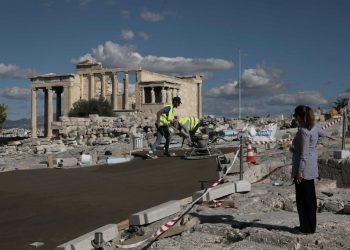 Ακρόπολη: Τσιμέντα, ταμπέλα και πολιτική αθλιότητα
