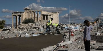 Ακρόπολη: Τσιμέντα, ταμπέλα και πολιτική αθλιότητα