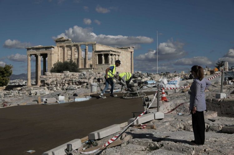 Ακρόπολη: Τσιμέντα, ταμπέλα και πολιτική αθλιότητα