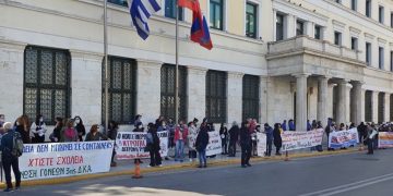 Αθήνα: Μαχητική κινητοποίηση στο δημοτικό συμβούλιο για την προσχολική αγωγή