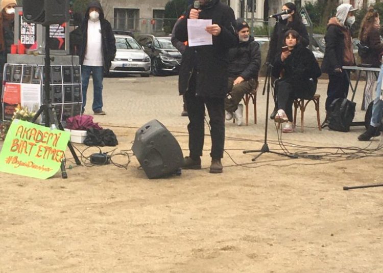 Βερολίνο: Διεθνιστική αλληλεγγύη Τούρκων και Ελλήνων… «εκτός έδρας»!