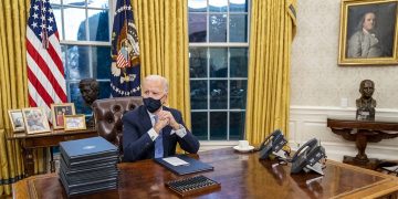 Κρας τεστ για Μπάιντεν: Μετανάστες και οπλοκατοχή