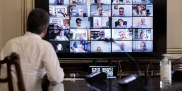 «Ειδικοί», μόνο όταν συμφωνούν με την κυβέρνηση