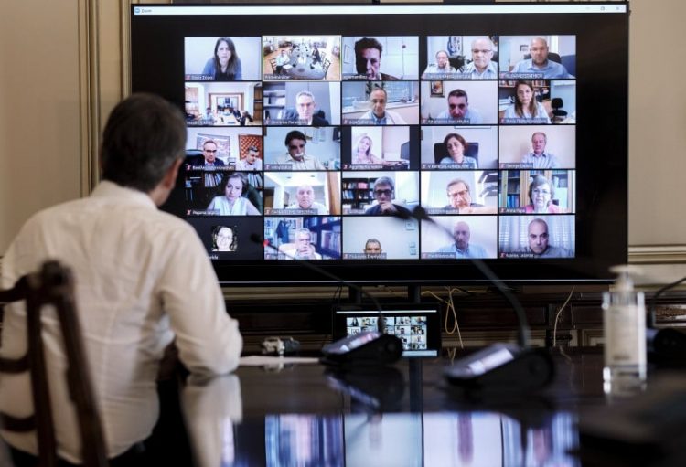 «Ειδικοί», μόνο όταν συμφωνούν με την κυβέρνηση