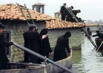 Άνθρωπος μέσα στο νερό της λίμνης, για «Λιβάδι που δακρύζει»