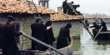 Άνθρωπος μέσα στο νερό της λίμνης, για «Λιβάδι που δακρύζει»