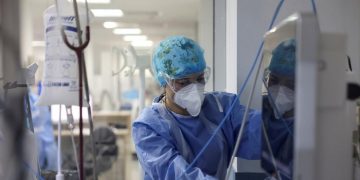 Πανδημία: Άνοιγμα τουρισμού και αγοράς αλλά όχι ΜΕΘ